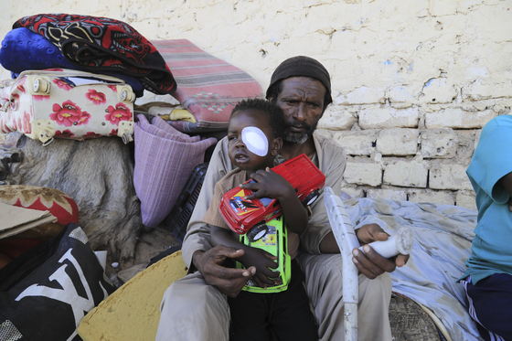 A Sudanese refugee who arrived to Libya a year ago after fleeing conflict in Sudan, plays in front of the UNHCR office in Tripoli, Libya, on Aug. 7 in this photo unrelated to the story. [AP/YONHAP]