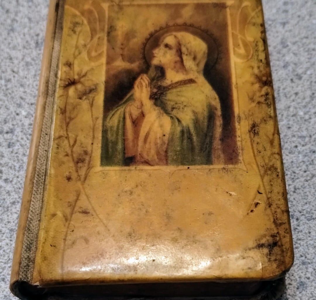 Bonjour du Québec, les amis! J'ai trouvé ce petit livre religieux dans le panier à donner d'une friperie au Québec. Hello friends! I found this little religious book in the donation basket of a thrift store in Quebec.
