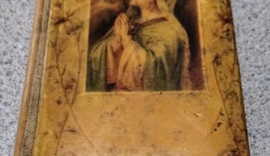 Bonjour du Québec, les amis! J'ai trouvé ce petit livre religieux dans le panier à donner d'une friperie au Québec. Hello friends! I found this little religious book in the donation basket of a thrift store in Quebec.