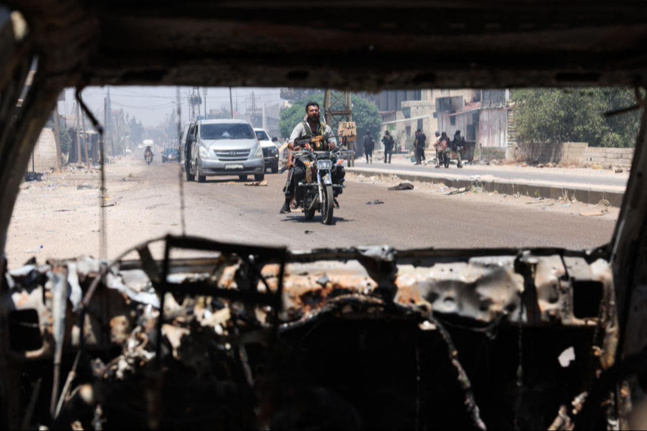 Tribal and bedouin fighters cross the al-Mazraa village in Syrias Sweida governorate as they mobilise amid clashes with Druze gunmen, July 18, 2025. (AFP Photo)