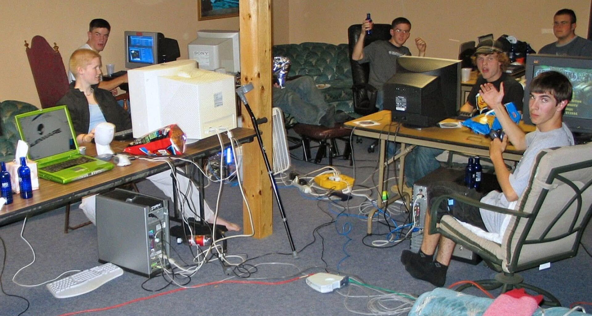 Kui paljud teist mäletavad vanu häid LAN party aegu (1993-1995)? Ei olnud meil mingit internetti ega moodsaid mänge, aga nii põnev oli, et mängisime öö läbi, aga kas keegi mäletab mis põhi mängud olid?