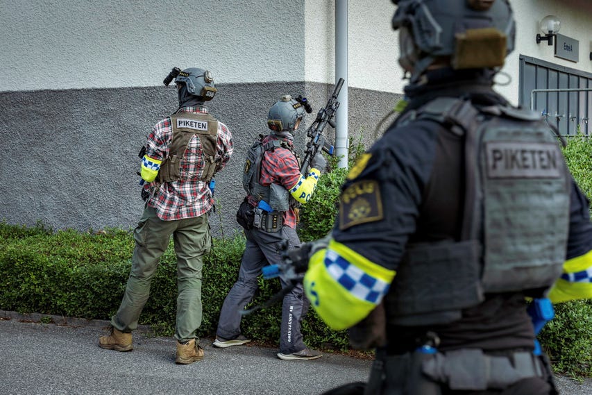 Piketen kom på plats några minuter efter att de första ingripande poliserna gått in i skolbyggnaden.