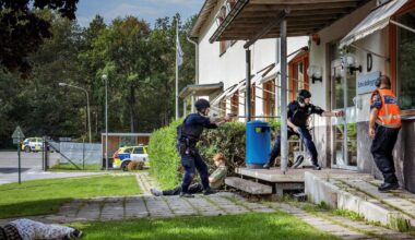 Polisen tränar lärare och elever i Ågesta gymnasium på en skolattack