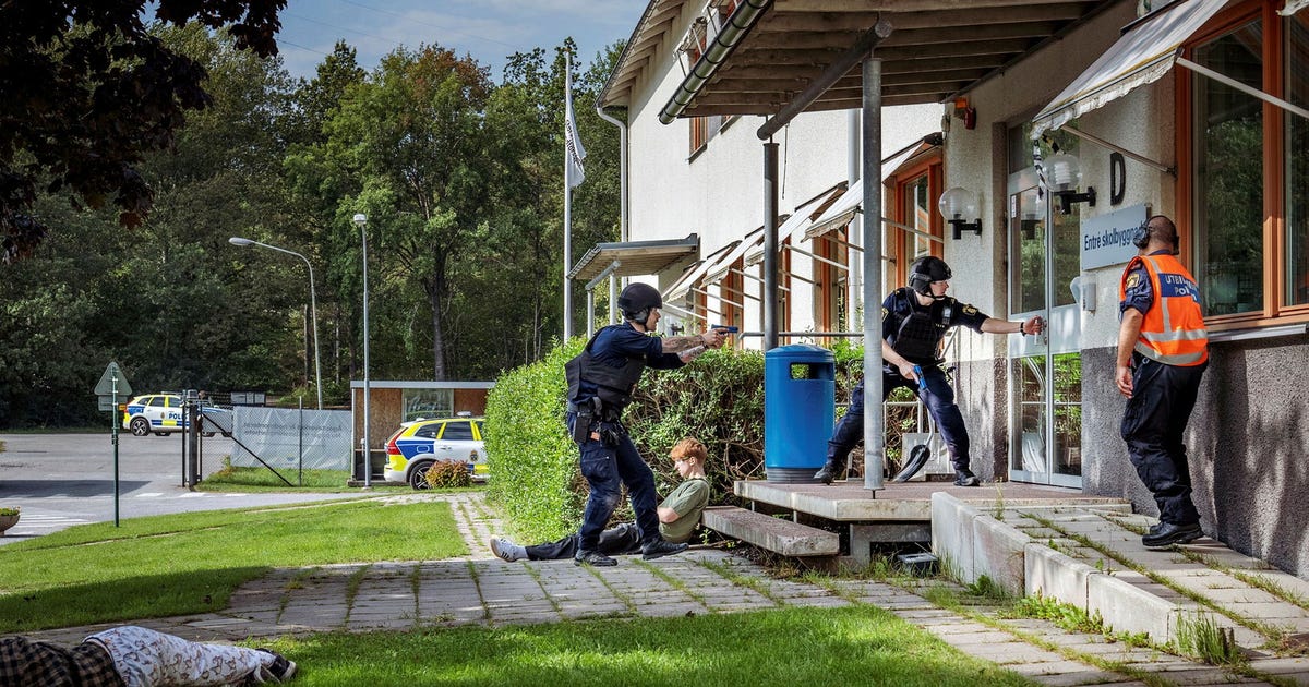 Polisen tränar lärare och elever i Ågesta gymnasium på en skolattack
