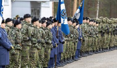 Nato-Soldaten mit Hakenkreuz? Das hat es mit diesen Fotos aus Finnland auf sich