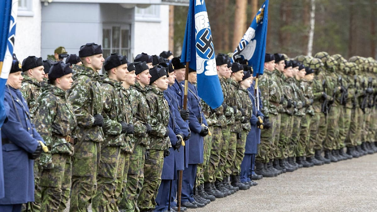 Nato-Soldaten mit Hakenkreuz? Das hat es mit diesen Fotos aus Finnland auf sich