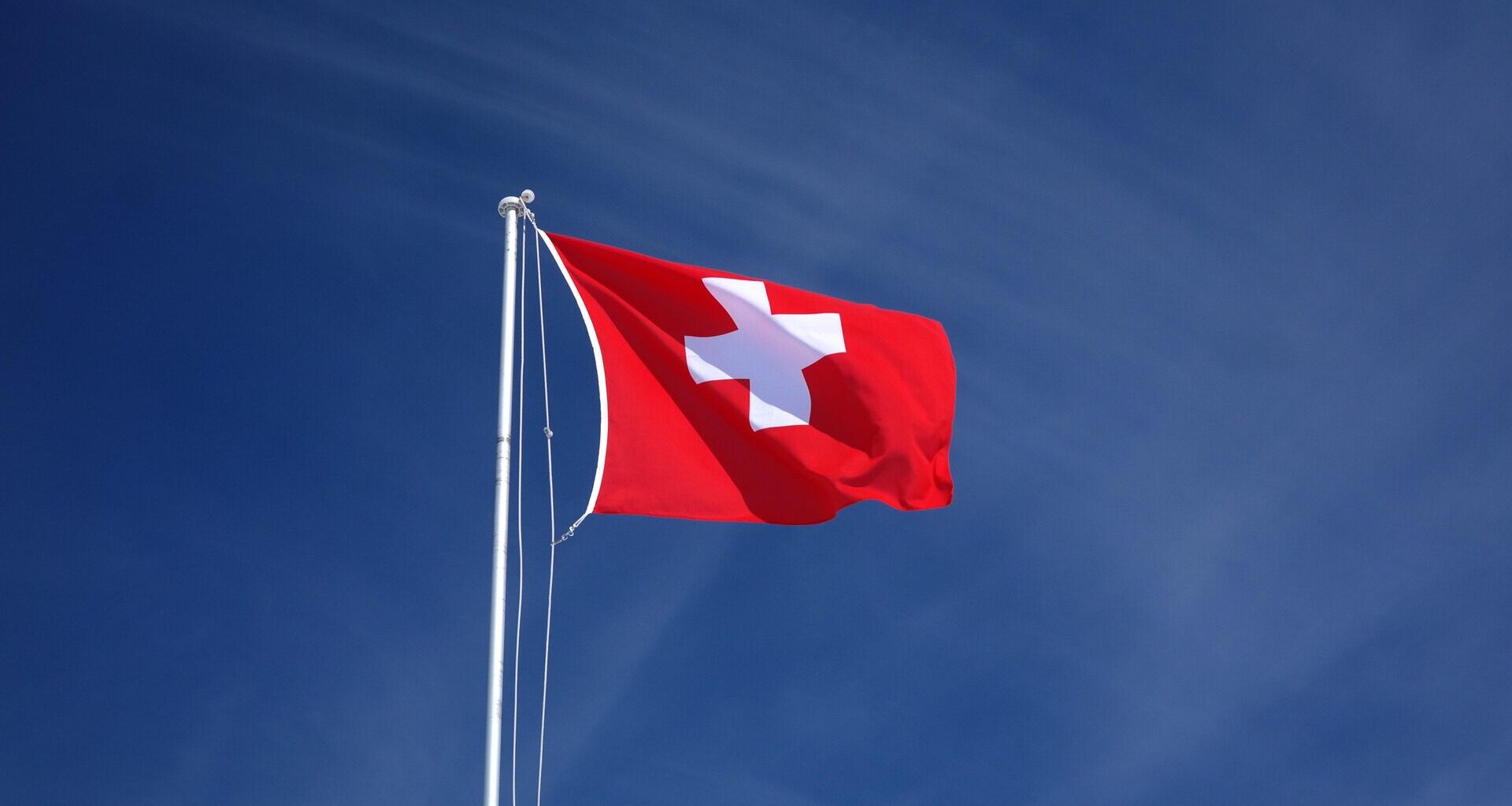 Eine Schweizerflagge im Wind