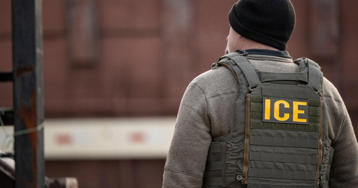 Immigrant rights group says ICE agents targeting Chicago homeless shelters for arrests