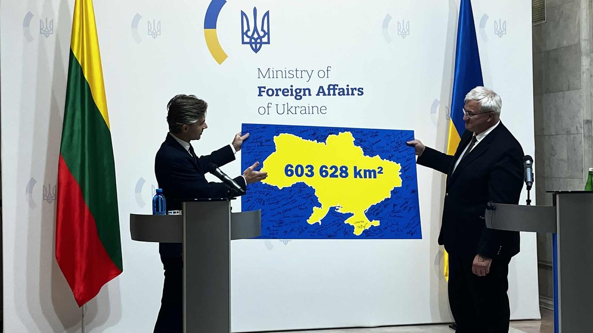 Lithuanian FM presents Sybiha map of Ukraine marked 603,628 sq km in support for territorial integrity