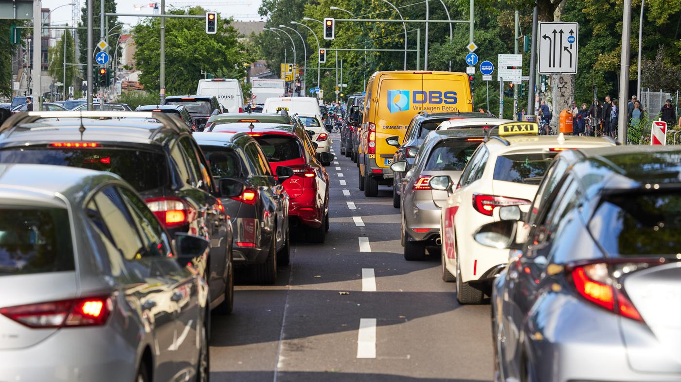Wegen Verkehrschaos an der A100: Berliner Senat will Radweg auf der Elsenbrücke in Autospur umwandeln