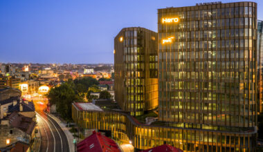 „Elektrum Lietuva“ Vilniuje toliau plečia elektromobilių įkrovimo tinklą: kur instaliuotos naujos stotelės | Verslas