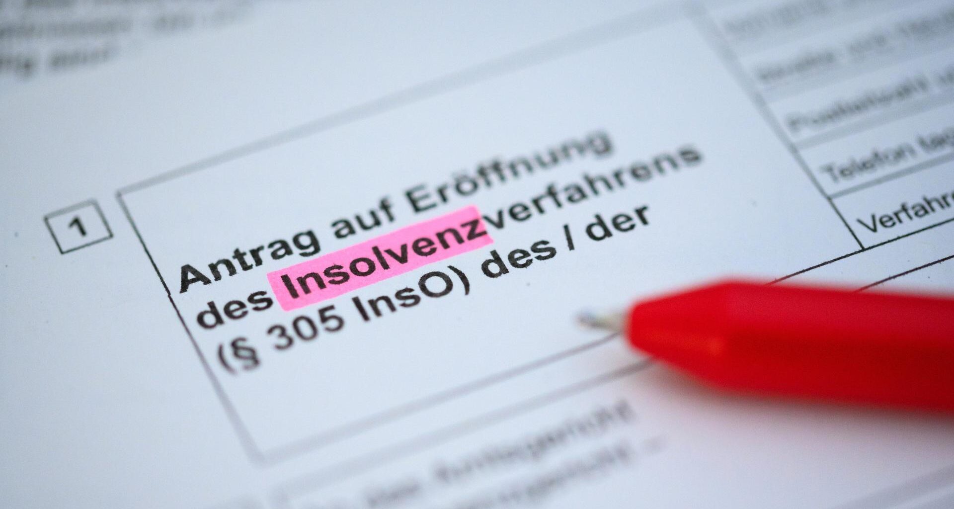 Ein Kugelschreiber liegt auf einem Antrag zur Eröffnung eines Insolvenzverfahrens.