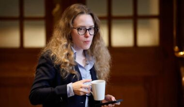 Akis svære valg: Orlovsmysterie opklaret [Dermed har Aki-Matilda Høegh-Dam valgt den type orlov, der sikrer hende over 125.000 offentlige kroner i samlet vederlag om måneden.]