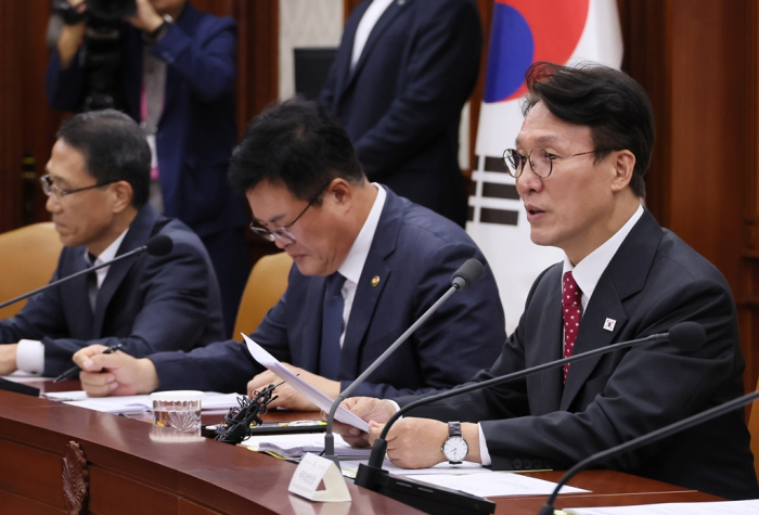 South Korean Prime Minister Kim Min-seok (right) presides over a Cabinet meeting in Seoul on Sept. 24, 2025