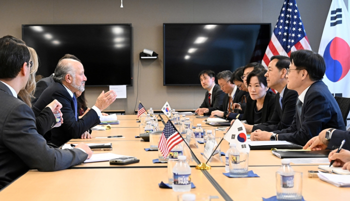 US Commerce Secretary Howard Lutnick (left) holds a tariff meeting with senior Korean offficials in Washington, D.C., on July 29, 2025 (Courtesy of Finance Ministry)