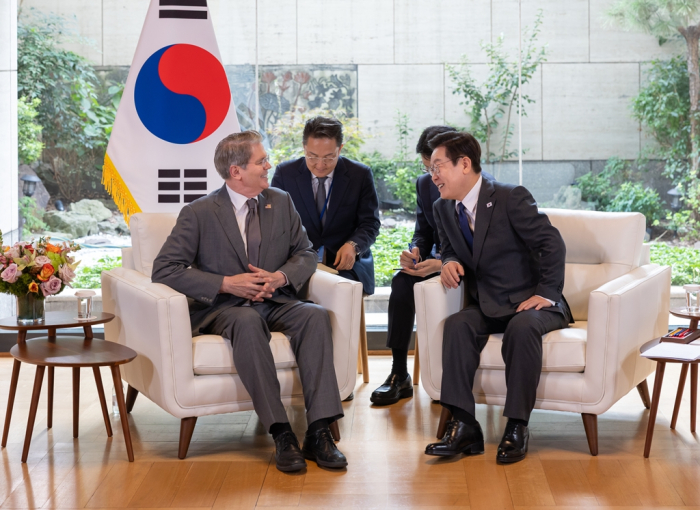 President Lee Jae Myung (right) talks with US Treasury Secretary Scott Bessent during their meeting at the South Korean permanent mission to the United Nations in New York on Sept. 24, 2025