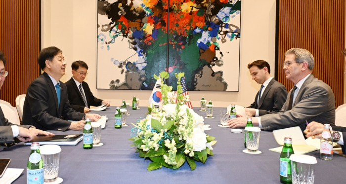 Korean Finance Minister Koo Yoon-cheol (left) talks with US Treasury Secretary Scott Bessent during their meeting at the South Korean permanent mission to the United Nations in New York on Sept. 24, 2025
