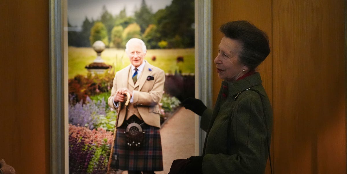 King Charles breaks from decades-old tradition in new royal portrait — and fans are shocked