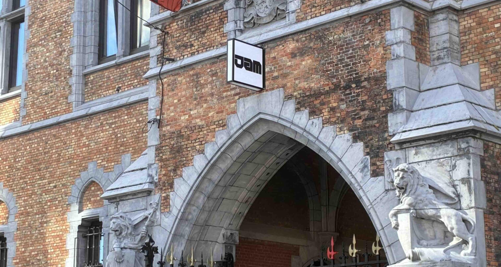 Mijn opa's oude militaire school is nu het JAM hotel geworden 😅 (Leopoldskazerne)