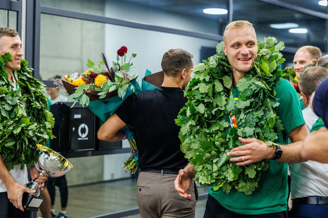 Eriko Ovčarenko / BNS nuotr./Krepšininkų sutiktuvės oro uoste