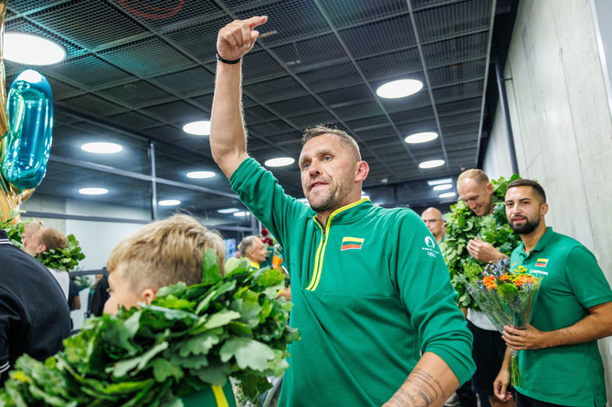 Eriko Ovčarenko / BNS nuotr./Krepšininkų sutiktuvės oro uoste