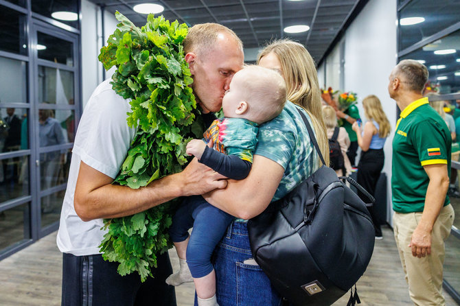 Eriko Ovčarenko / BNS nuotr./Krepšininkų sutiktuvės oro uoste