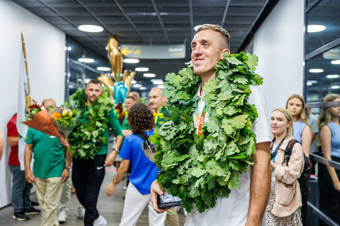 Eriko Ovčarenko / BNS nuotr./Krepšininkų sutiktuvės oro uoste