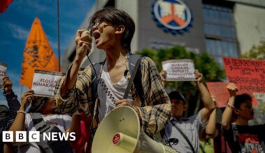 Philippines: Fury over corruption and 'nepo babies' as floods paralyse daily life