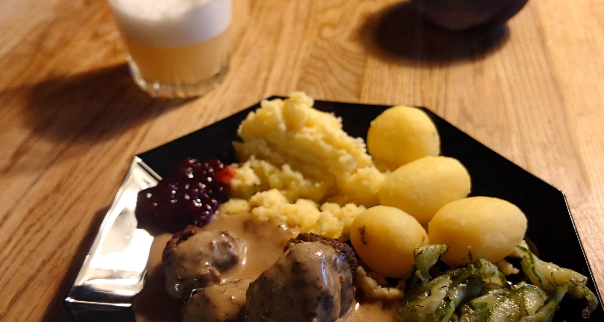 Fan vad fint det är med köttbullar och pressgurka ändå