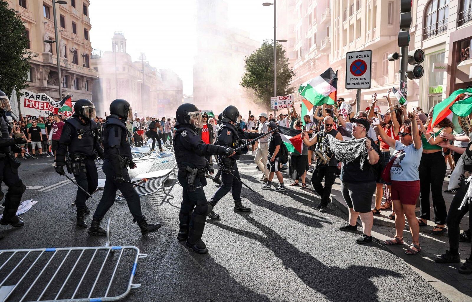 Spain's La Vuelta cycle race descends into chaos as pro-Palestinian protesters stop it reaching the finishing line