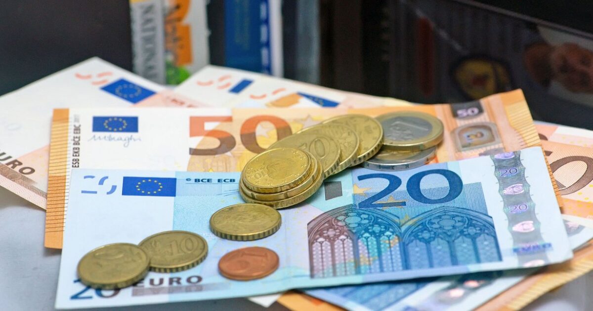 Έρχονται δύο νέα επιδόματα το φθινόπωρο – Ποιοι είναι οι δικαιούχοι και πώς θα τα λάβουν