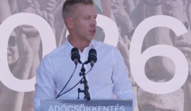 Magyar Péter: Gyurcsány balról, Orbán jobbról ölelte Putyint
