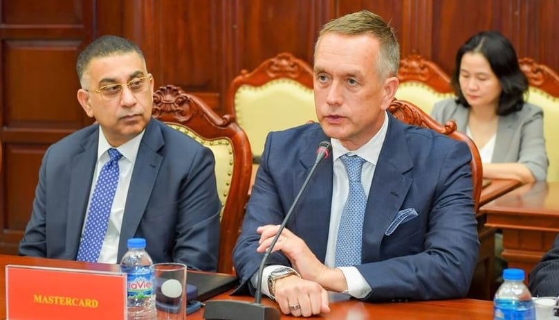 Timothy Murphy, Mastercard's global vice chairman, speaks at a meeting with SBV Deputy Governor Pham Tien Dung in Hanoi, September 10, 2025. Photo courtesy of the central bank.