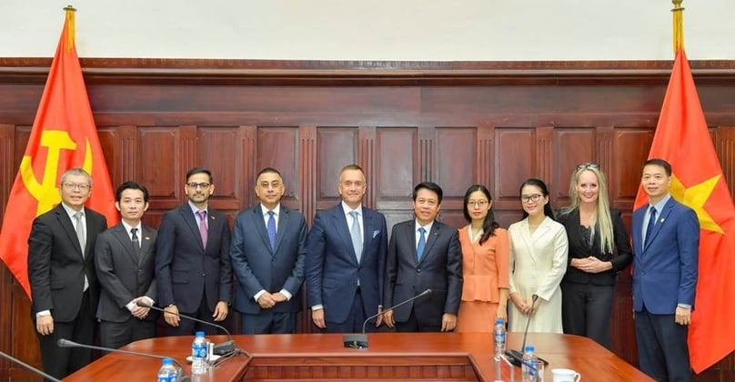 SBV Deputy Governor Pham Tien Dung (fifth, right) and Mastercard representatives at a meeting in Hanoi, September 10, 2025. Photo courtesy of the central bank.