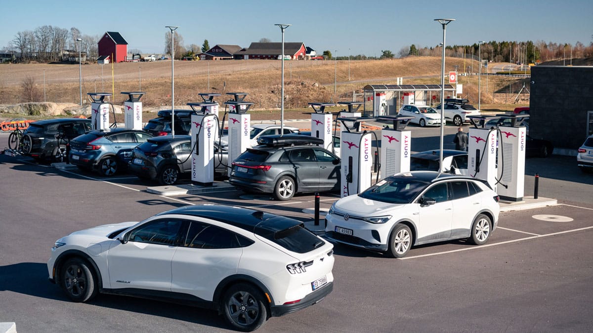 Vehículo eléctrico: España, 18% - Noruega, 98%