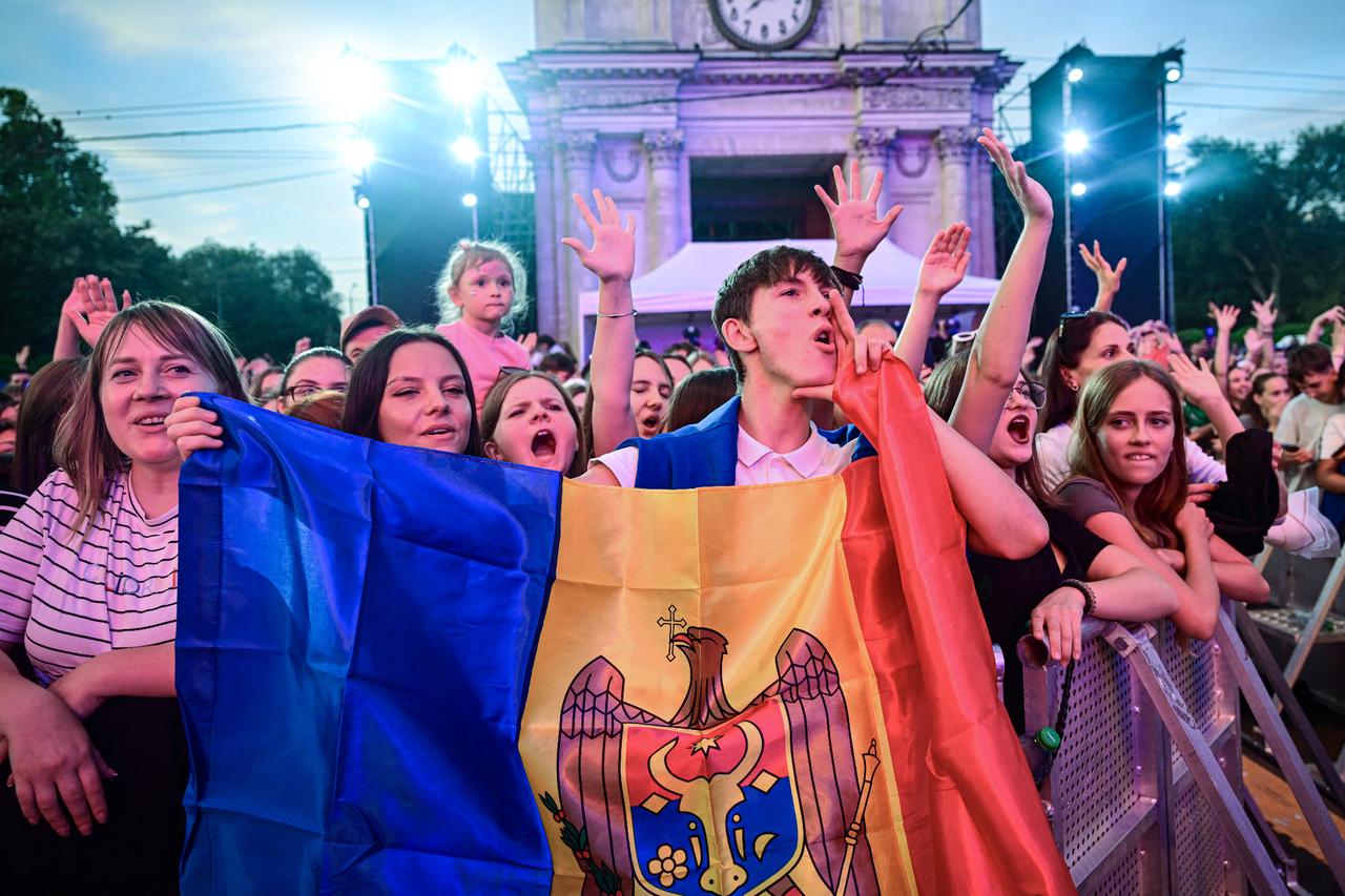 People in Moldova celebrate the nation’s 34th Independence Day with a concert in front of government headquarters in Chisinau, August 27, 2025. (AFP Photo)