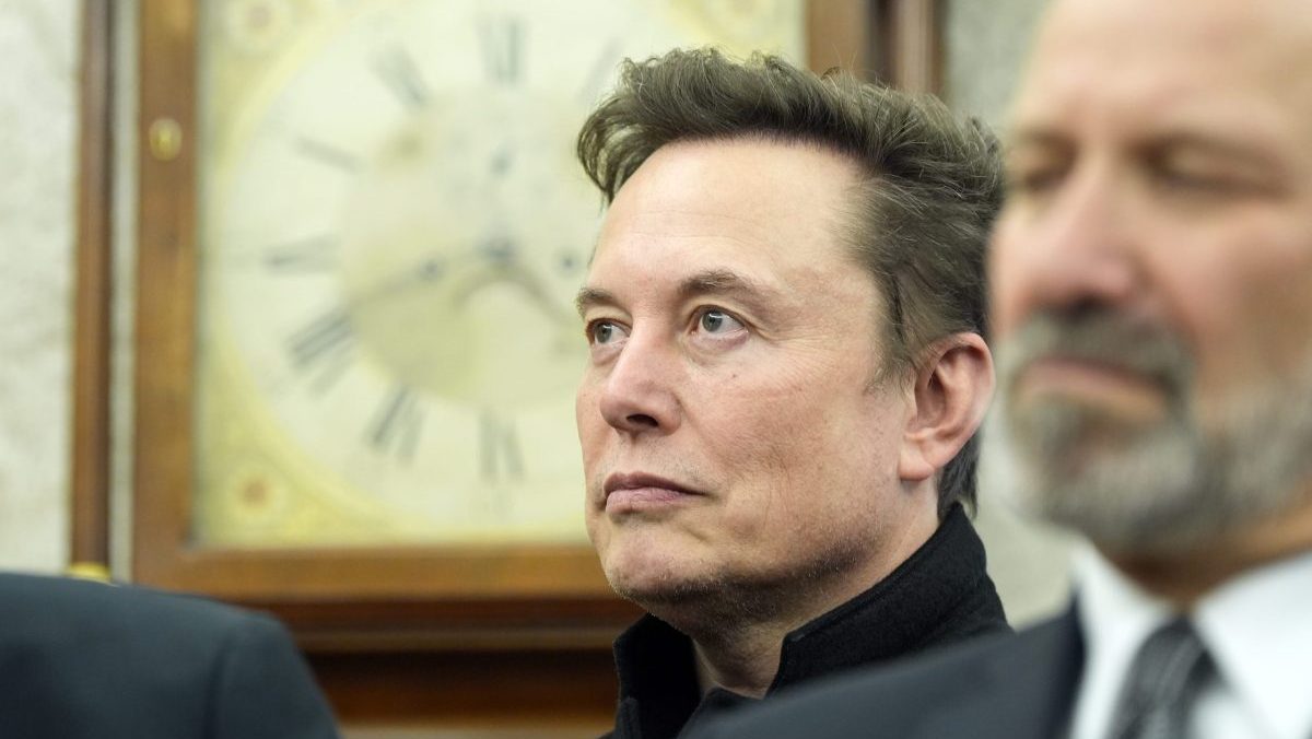 Elon Musk prišiel o titul najbohatšieho muža planéty
