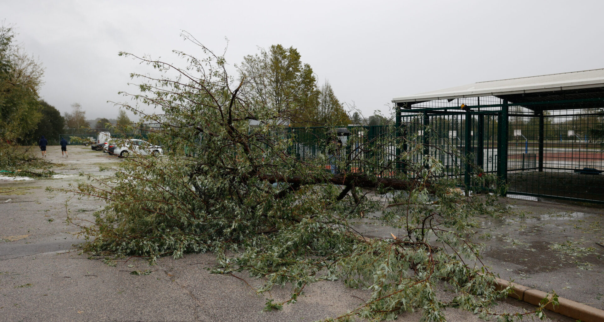 (FOTO) Prav v času vladnega obiska neurje povzročilo razdejanje v Novem mestu, ministrico reševali iz poplavljene bolnišnice, ona pa se je zabavala ...
