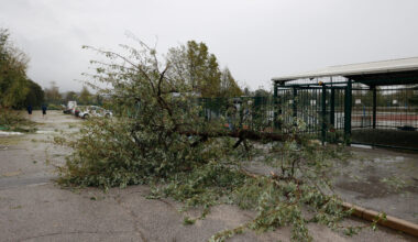 (FOTO) Prav v času vladnega obiska neurje povzročilo razdejanje v Novem mestu, ministrico reševali iz poplavljene bolnišnice, ona pa se je zabavala ...