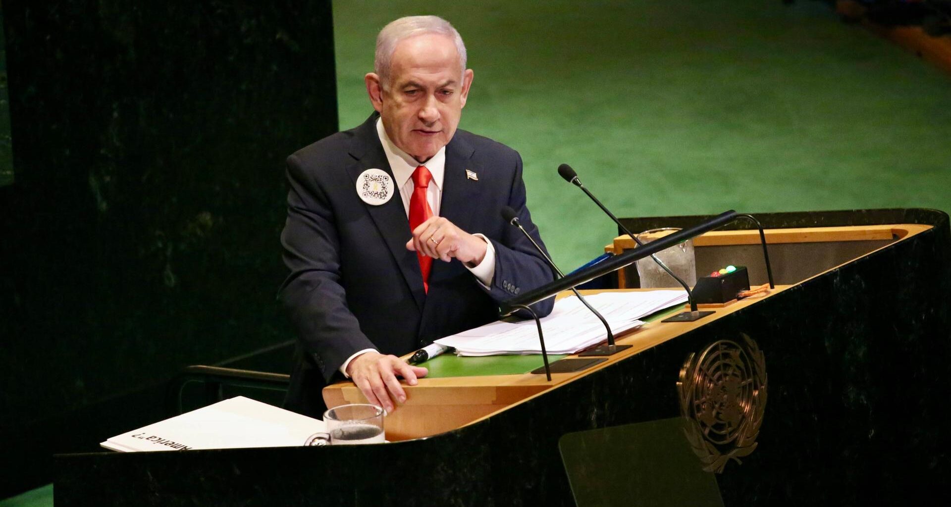 Der israelische Ministerpräsident Netanjahu während seiner Rede. Er steht an einem Rednerpult und spricht in zwei Mikrofone.