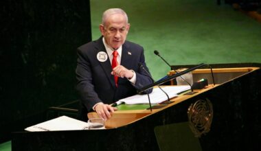 Der israelische Ministerpräsident Netanjahu während seiner Rede. Er steht an einem Rednerpult und spricht in zwei Mikrofone.