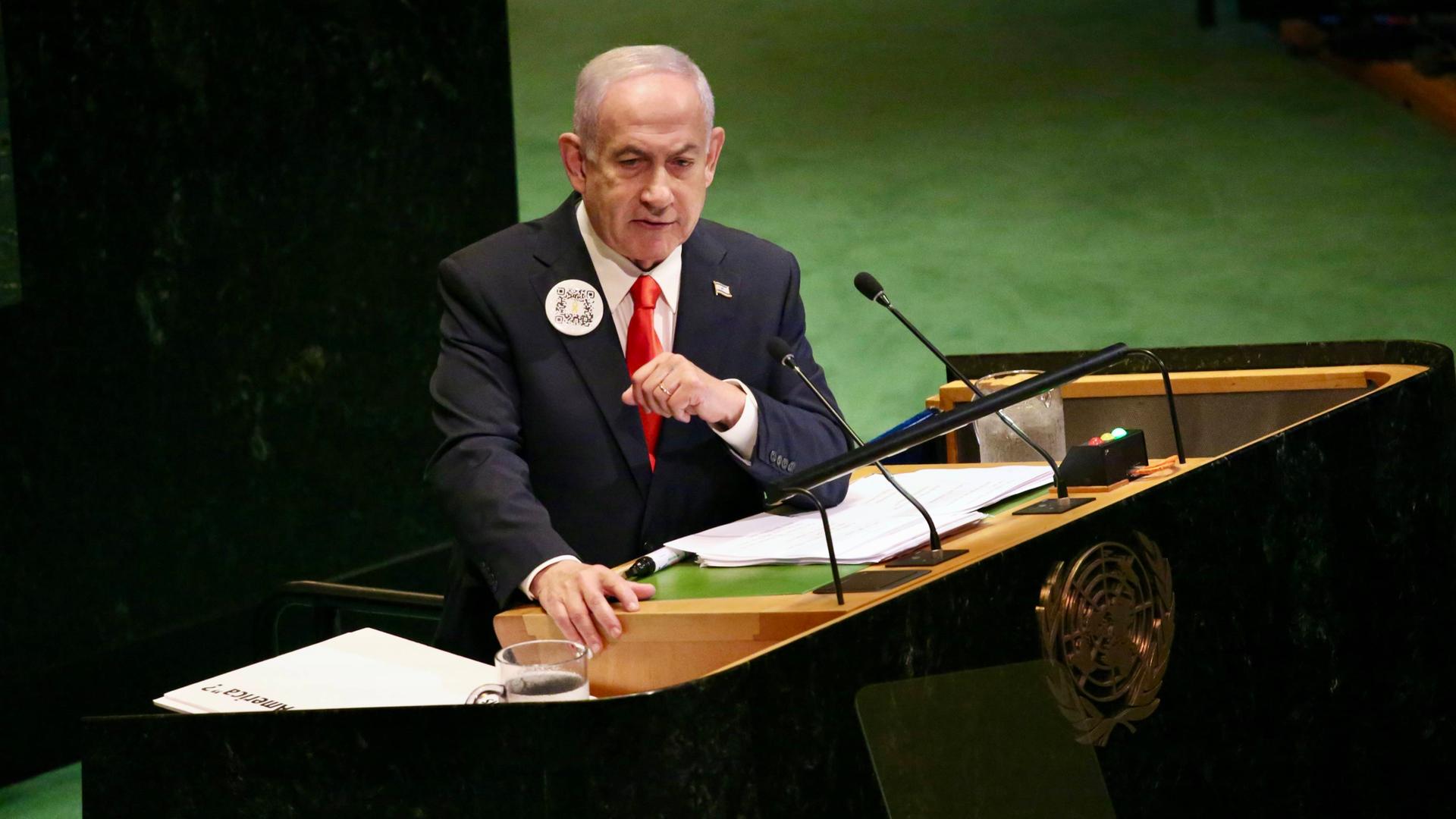 Der israelische Ministerpräsident Netanjahu während seiner Rede. Er steht an einem Rednerpult und spricht in zwei Mikrofone. Der israelische Ministerpräsident Netanjahu während seiner Rede. Er steht an einem Rednerpult und spricht in zwei Mikrofone.