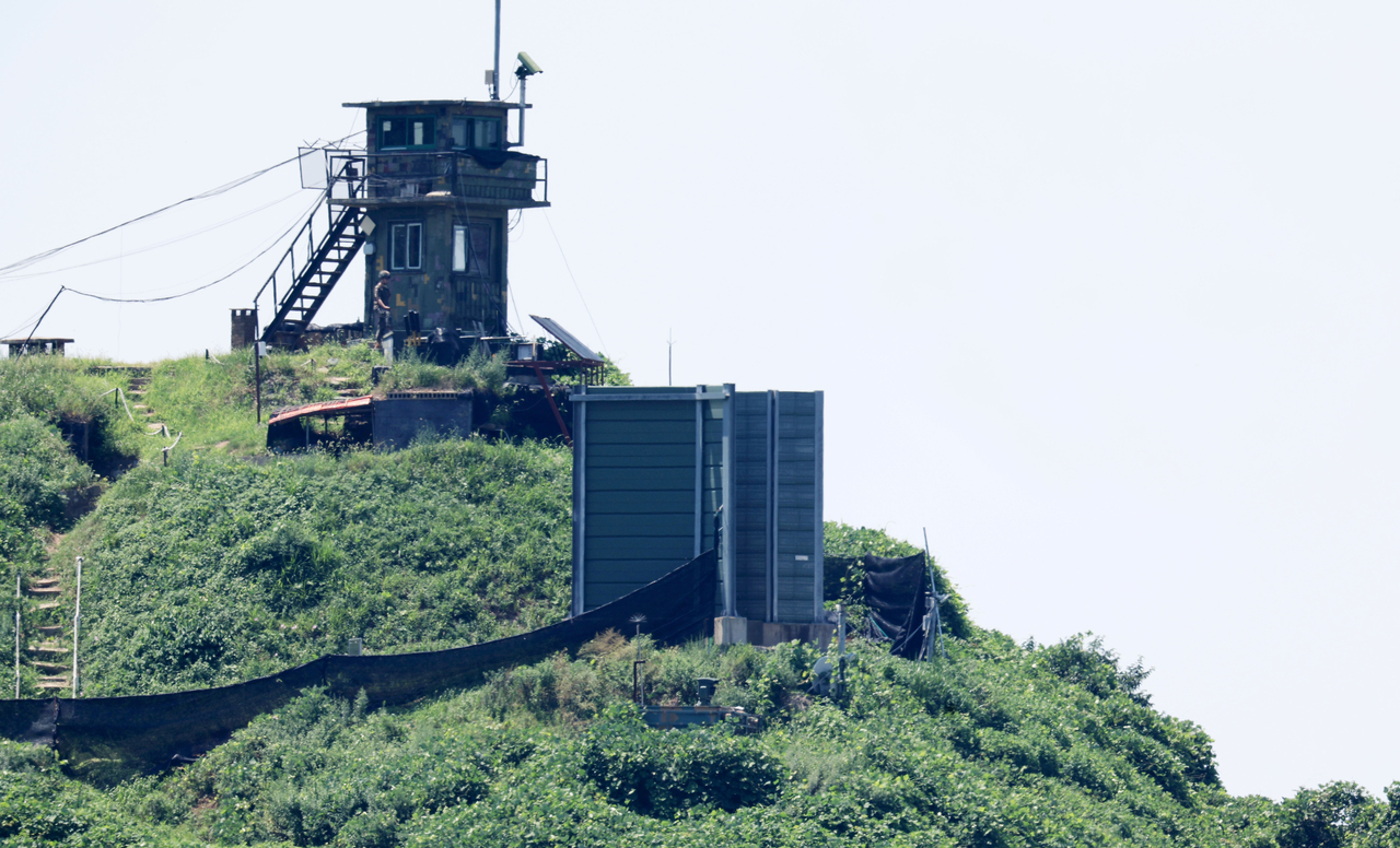 A guard post in Paju, Gyeonggi Province, is seen without a loudspeaker previously used for propaganda broadcasts toward North Korea, Aug. 4. (Newsis)