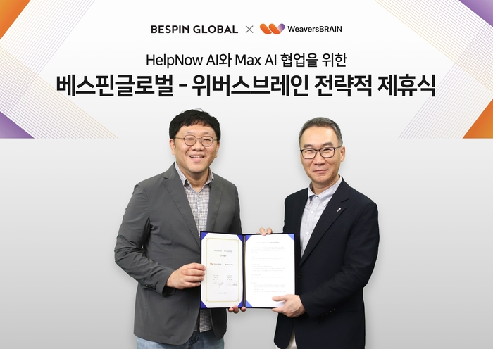 Cho Se-won, CEO of Weverse Brain (left), and Huh Yang-ho, CEO of Vespin Global Korea, are taking photos after the strategic alliance ceremony. <Bestin Global>