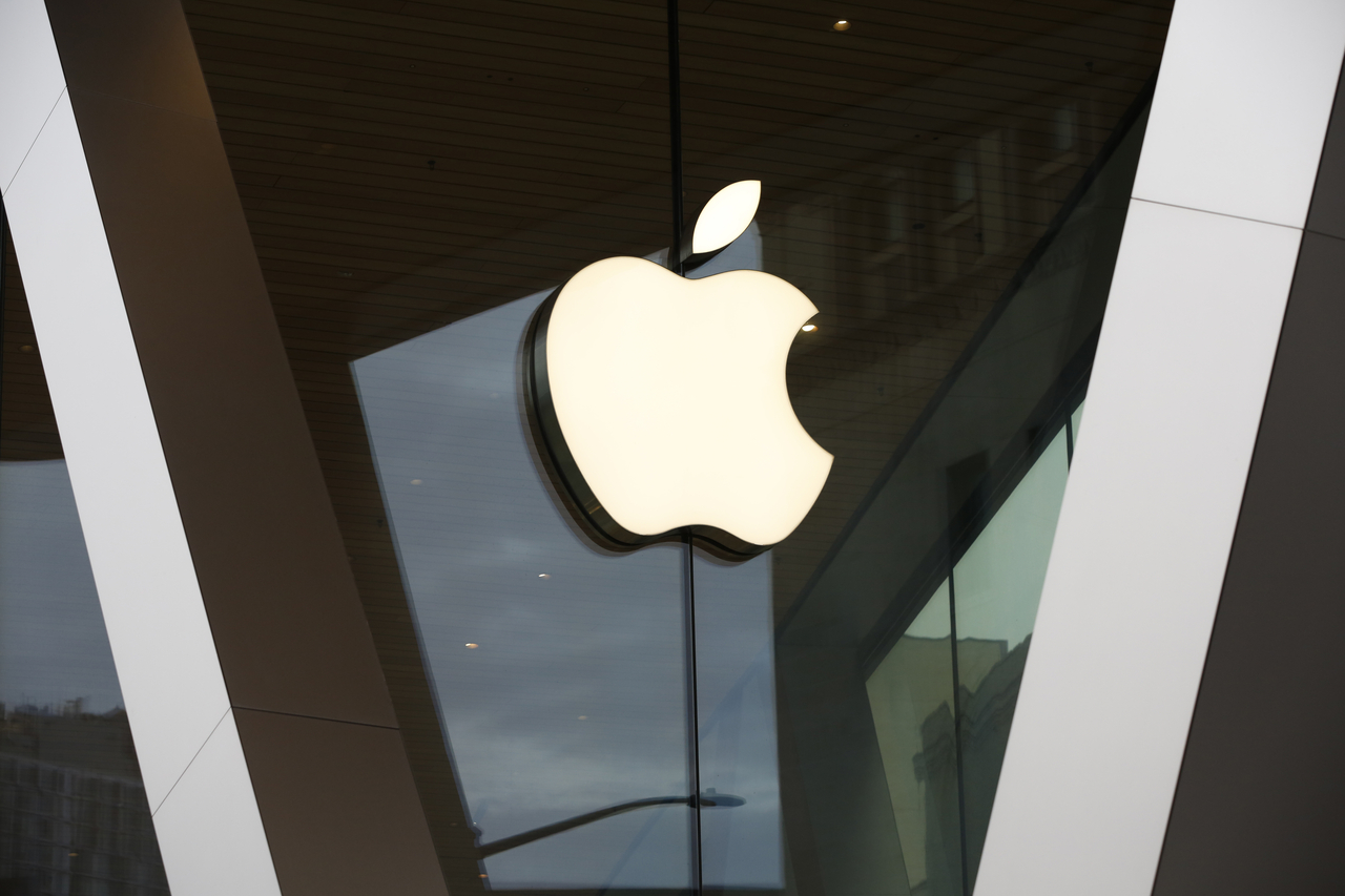 An Apple logo adorns the facade of an Apple store in New York. (AP-Yonhap)
