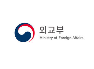 Foreign Minister Cho to hold urgent meeting on US immigration crackdown