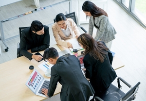 Women executives in S. Korea’s top firms post record growth, closing in on pay parity