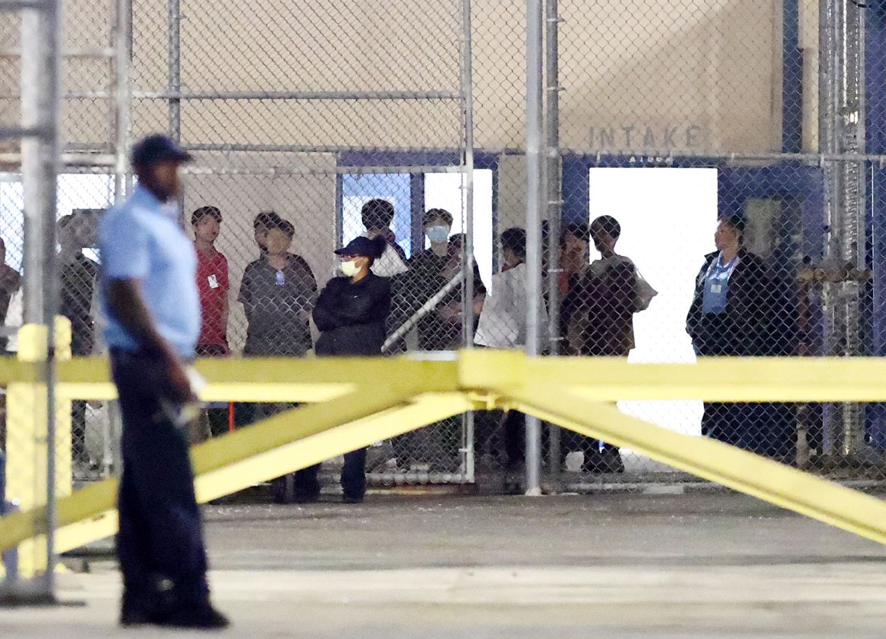 Employees who had been detained in an immigration raid at the Hyundai Motor–LG Energy Solution battery plant construction site leave an ICE detention facility in Folkston, Georgia, on Thursday, heading for Atlanta airport. (Yonhap)