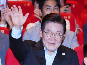 Lee heads to UN ahead of APEC Summit