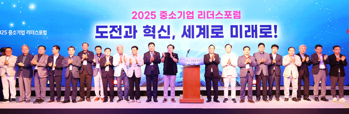 Major participants, including Kim Ki-moon, chairman of the Korea Federation of Small and Medium Business, are taking commemorative photos at the closing ceremony of the "2025 Small and Medium Business Leaders Forum" held at Lotte Hotel in Jeju on the 26th. [Photo provided = Korea Federation of SMEs]